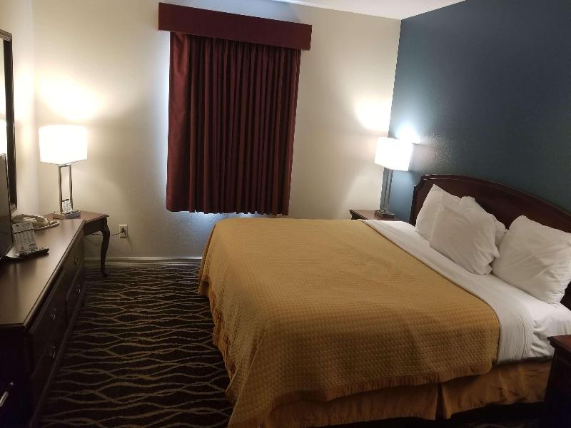 Days Inn & Suites By Wyndham Sikeston Mo image