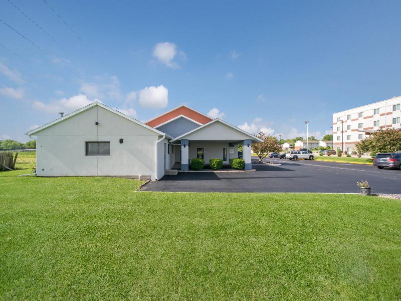Ramada by Wyndham Effingham — exterior view
