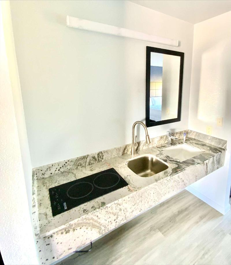 Americas Best Value Inn Gonzales image