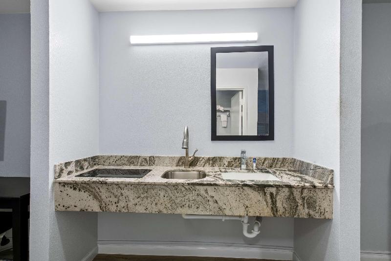 Americas Best Value Inn Gonzales image