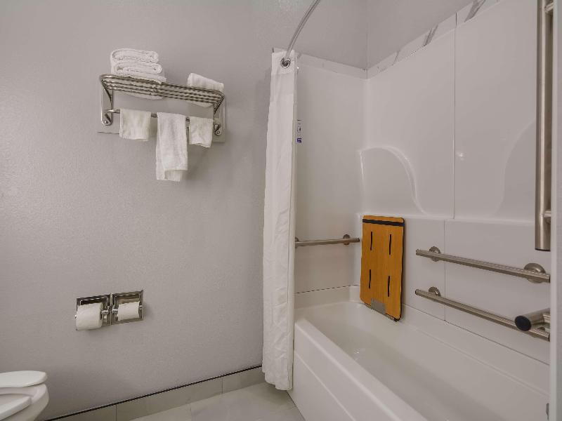 AmericasBestValueInnSuites Lake Charles I210 Exit5 image