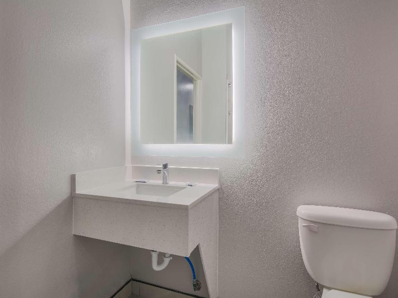 AmericasBestValueInnSuites Lake Charles I210 Exit5 image