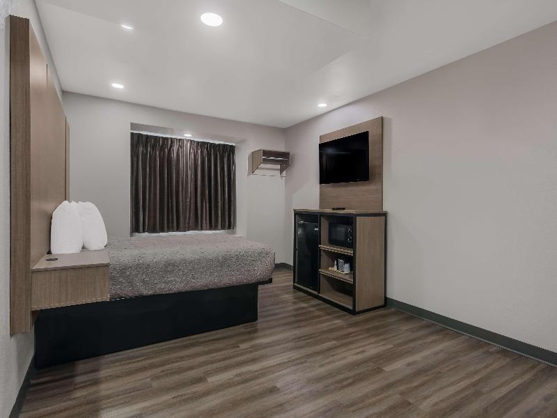 AmericasBestValueInnSuites Lake Charles I210 Exit5 image