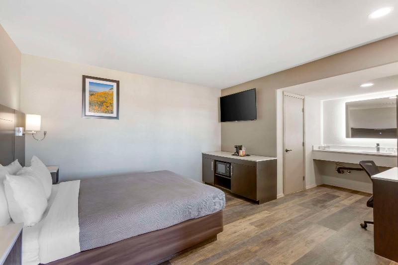 Quality Inn Show Low image