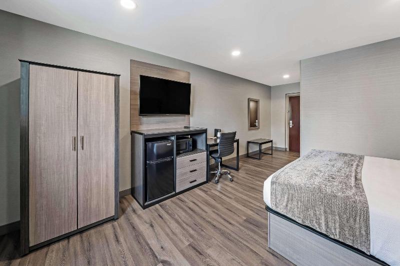 Americas Best Value Inn Foxboro image
