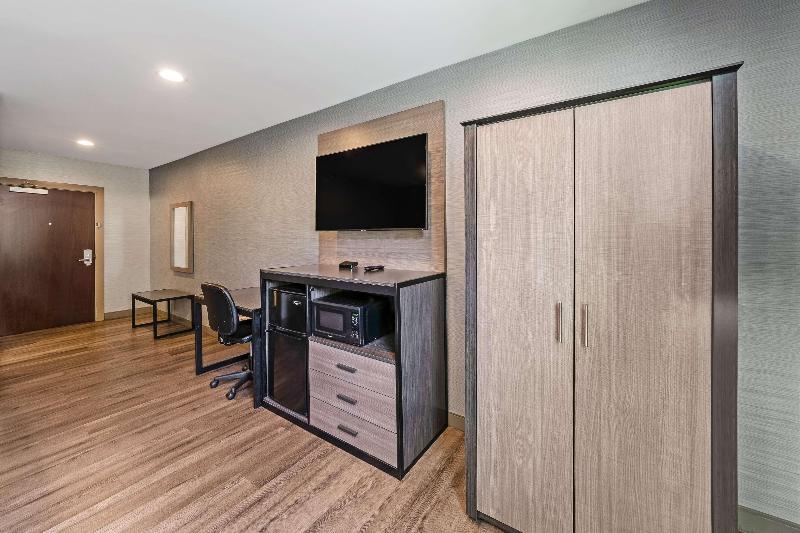 Americas Best Value Inn Foxboro image