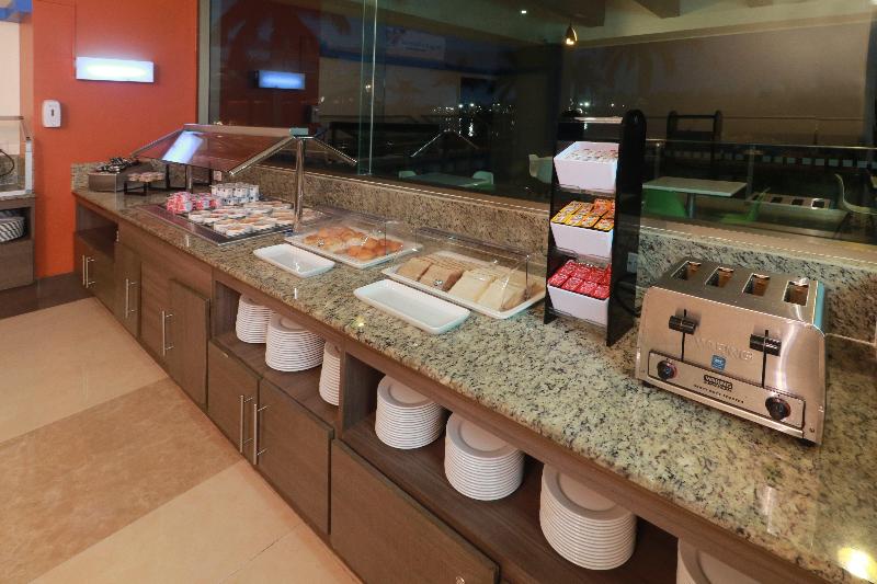 Holiday Inn Express Tuxpan image