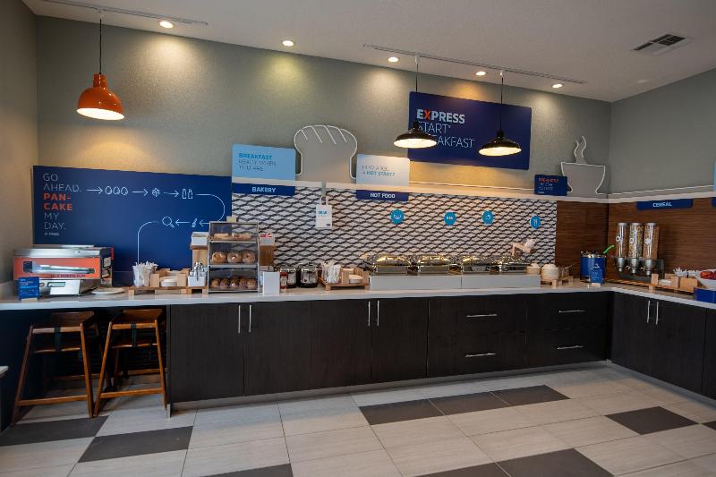 Holiday Inn Express & Suites N Waco Area - West image 1