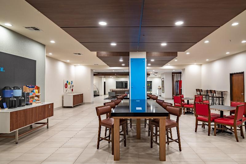 Holiday Inn Express & Suites N Waco Area - West image 2