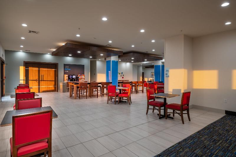Holiday Inn Express & Suites N Waco Area - West image 4