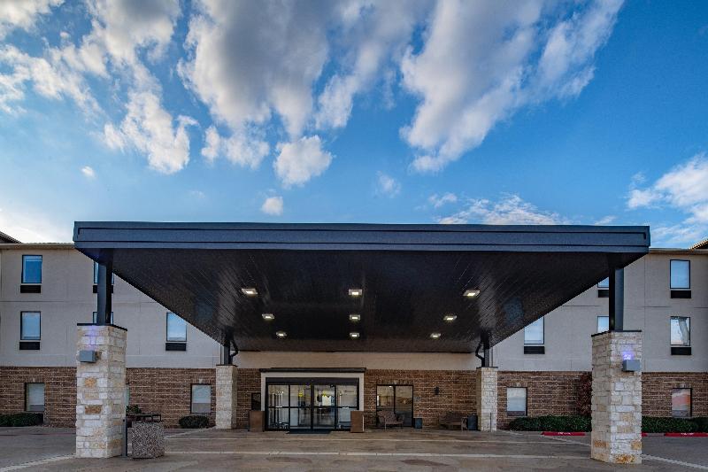 Holiday Inn Express & Suites N Waco Area - West image