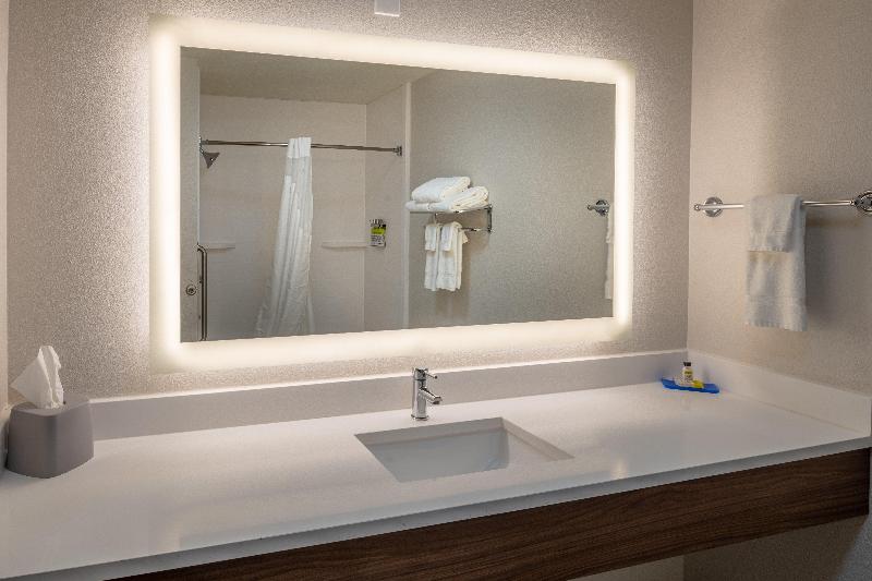 Holiday Inn Express & Suites N Waco Area - West image