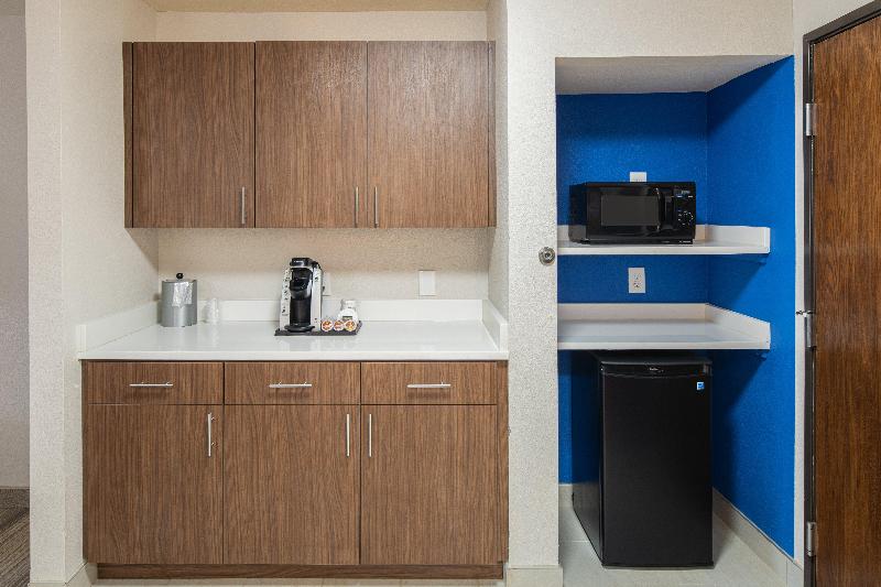 Holiday Inn Express & Suites N Waco Area - West image 6
