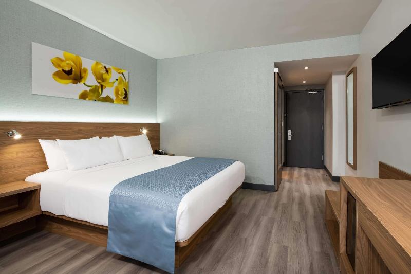 Wingate By Wyndham Long Island City image