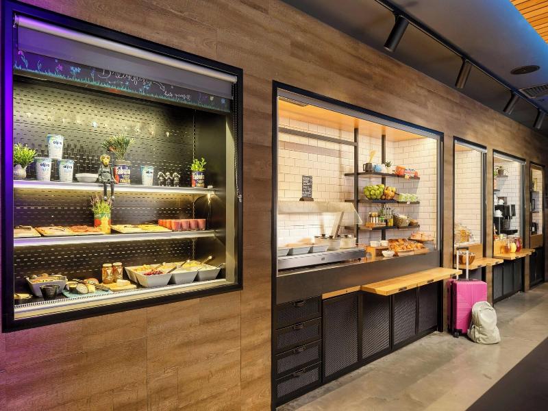 Moxy York image