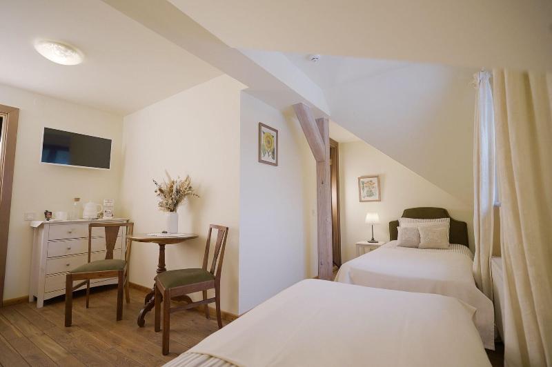 Karlamuiza Country Hotel image