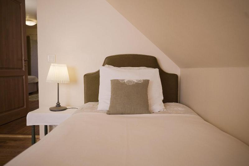 Karlamuiza Country Hotel image