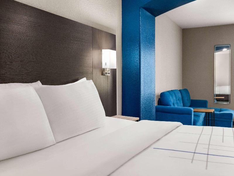 La Quinta Inn Suites San Antonio N Stone Oak image