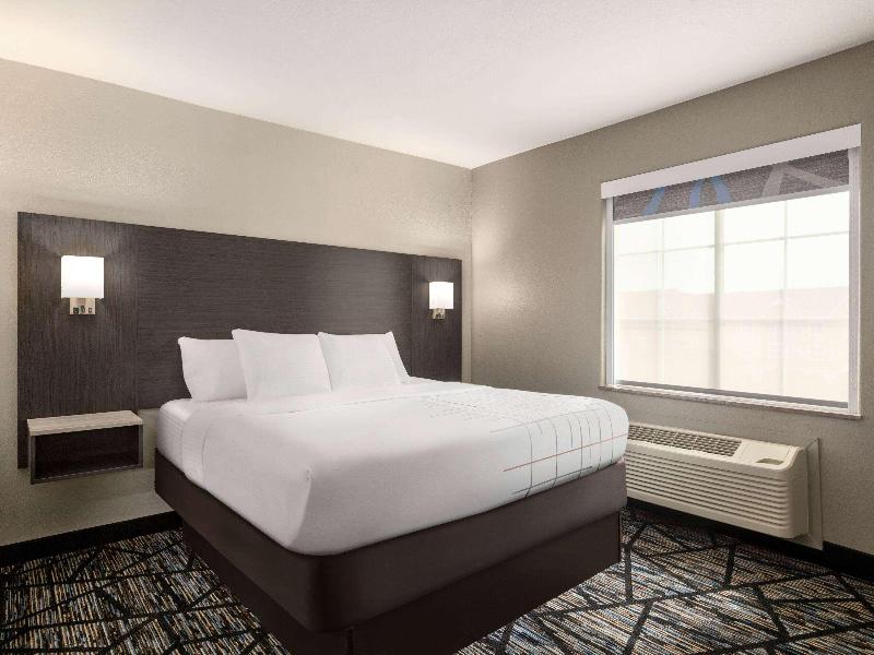 La Quinta Inn Suites San Antonio N Stone Oak image