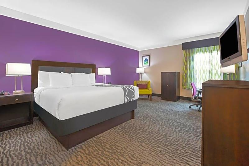 La Quinta Inn & Suites Wyndham Pearland-Houston So image