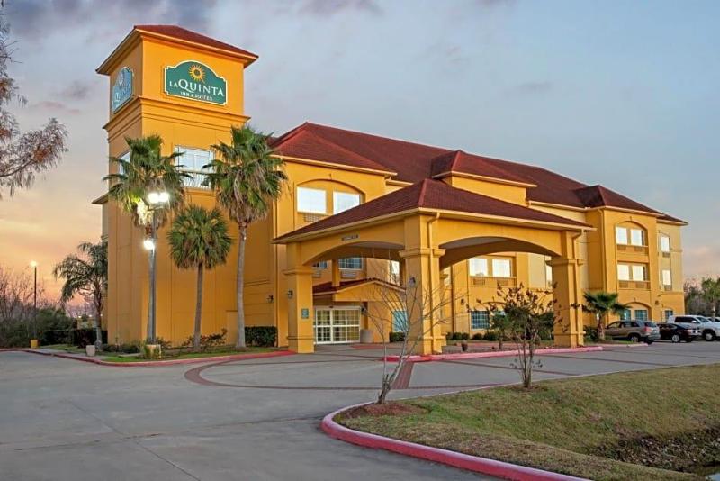 La Quinta Inn & Suites Wyndham Pearland-Houston So image