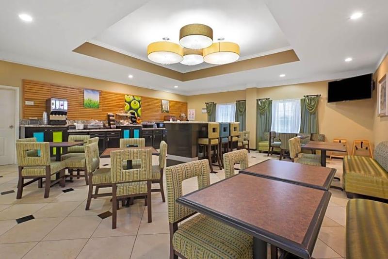 La Quinta Inn & Suites Wyndham Pearland-Houston So image