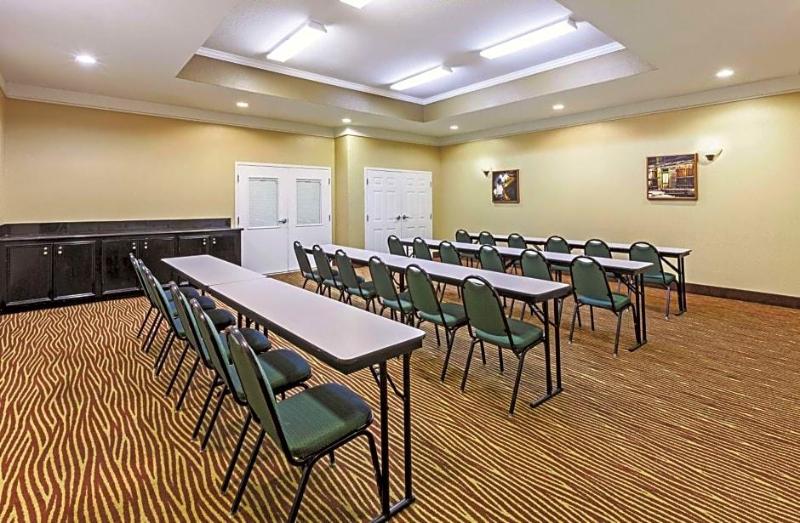 La Quinta Inn & Suites Wyndham Pearland-Houston So image