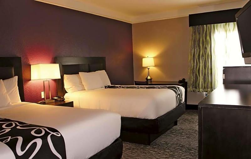 La Quinta Inn & Suites Wyndham Pearland-Houston So image