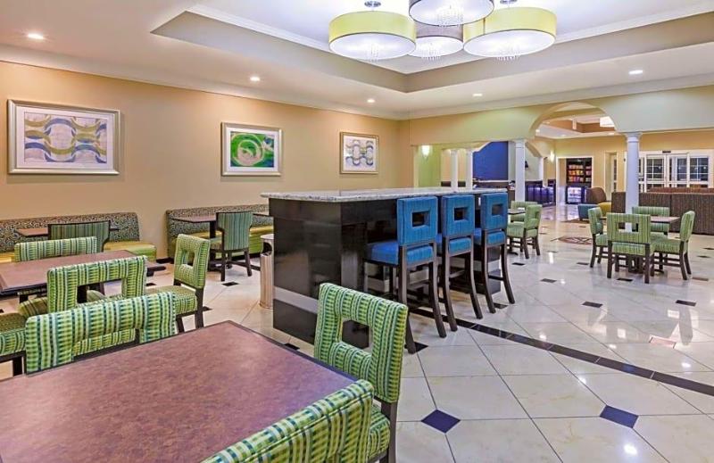 La Quinta Inn & Suites Wyndham Pearland-Houston So image