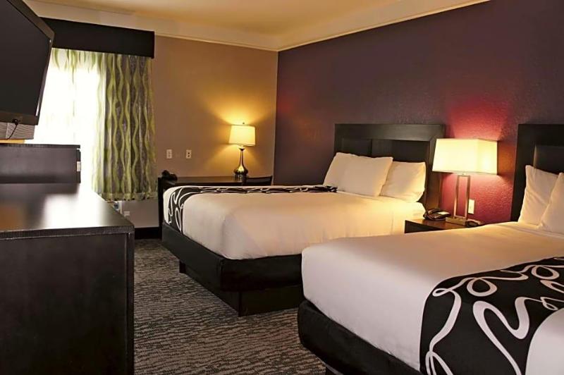 La Quinta Inn & Suites Wyndham Pearland-Houston So image