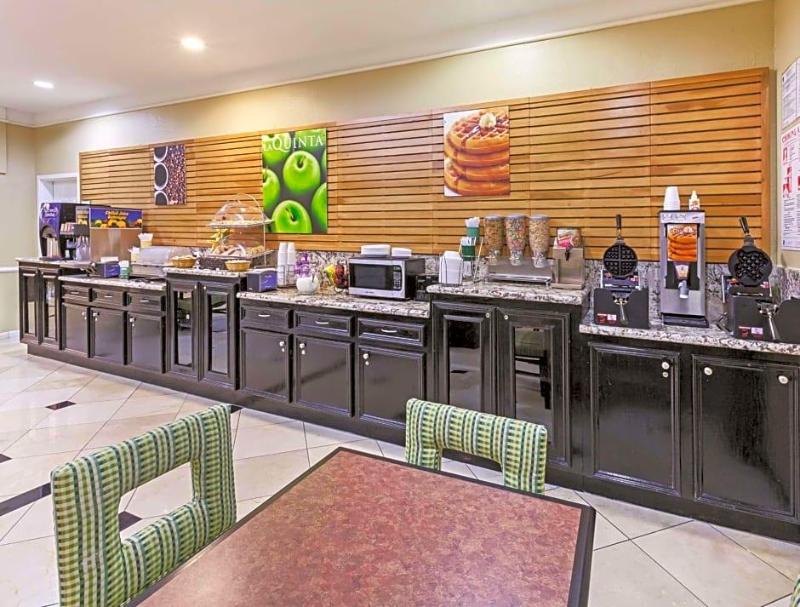 La Quinta Inn & Suites Wyndham Pearland-Houston So image