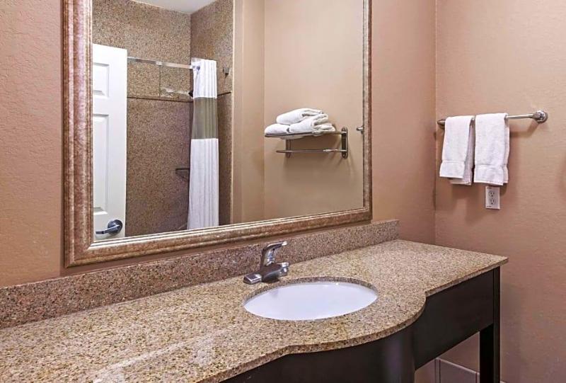La Quinta Inn & Suites Wyndham Pearland-Houston So image
