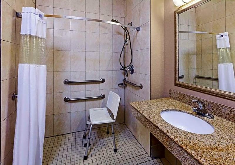 La Quinta Inn & Suites Wyndham Pearland-Houston So image