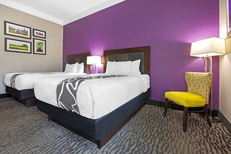 La Quinta Inn & Suites Wyndham Pearland-Houston So image