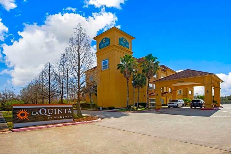 La Quinta Inn & Suites Wyndham Pearland-Houston So image