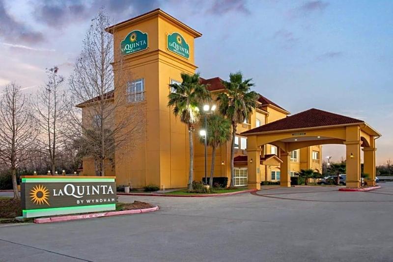 La Quinta Inn & Suites Wyndham Pearland-Houston So image