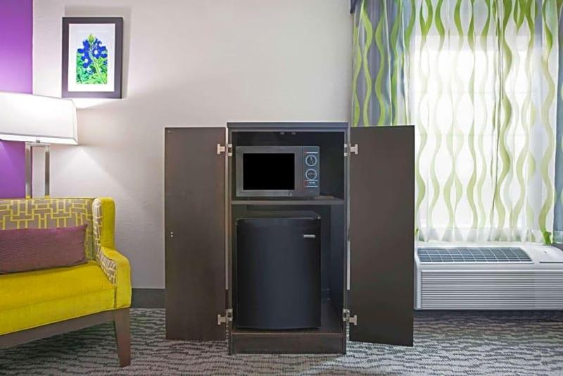 La Quinta Inn & Suites Wyndham Pearland-Houston So image