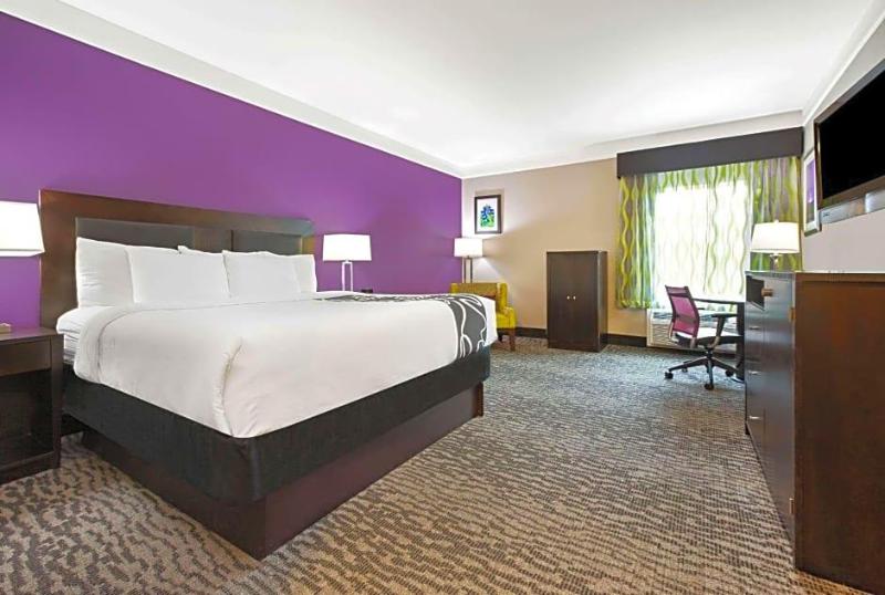 La Quinta Inn & Suites Wyndham Pearland-Houston So image