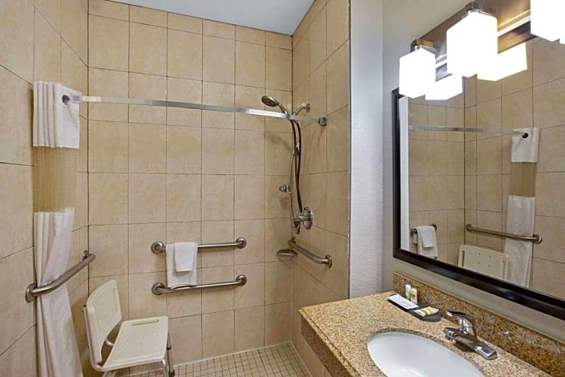 La Quinta Inn & Suites Wyndham Pearland-Houston So image