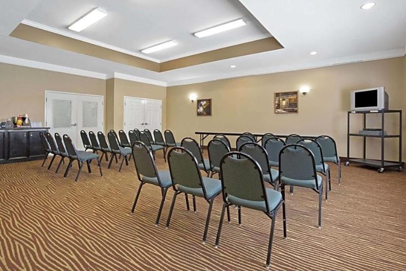 La Quinta Inn & Suites Wyndham Pearland-Houston So image