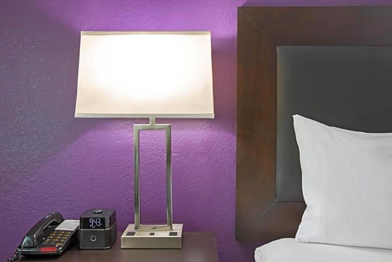 La Quinta Inn & Suites Wyndham Pearland-Houston So image