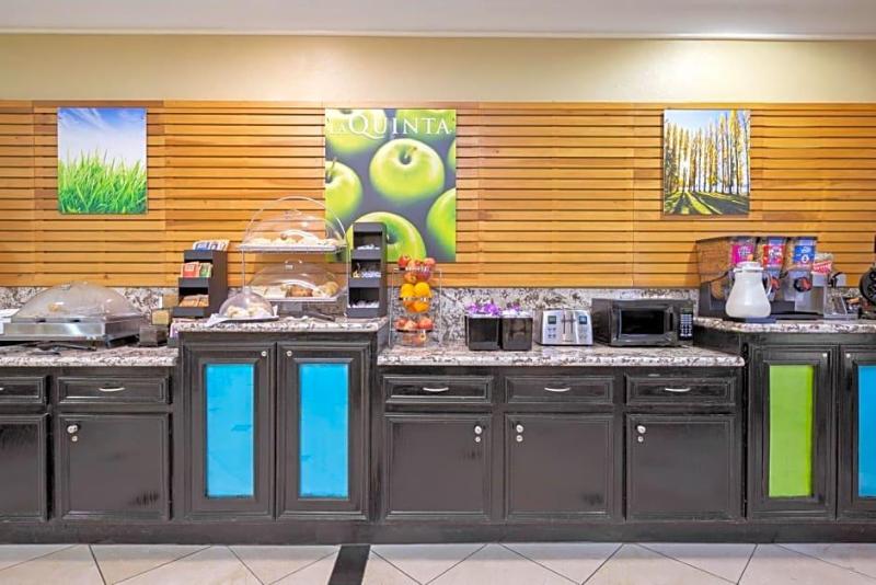 La Quinta Inn & Suites Wyndham Pearland-Houston So image