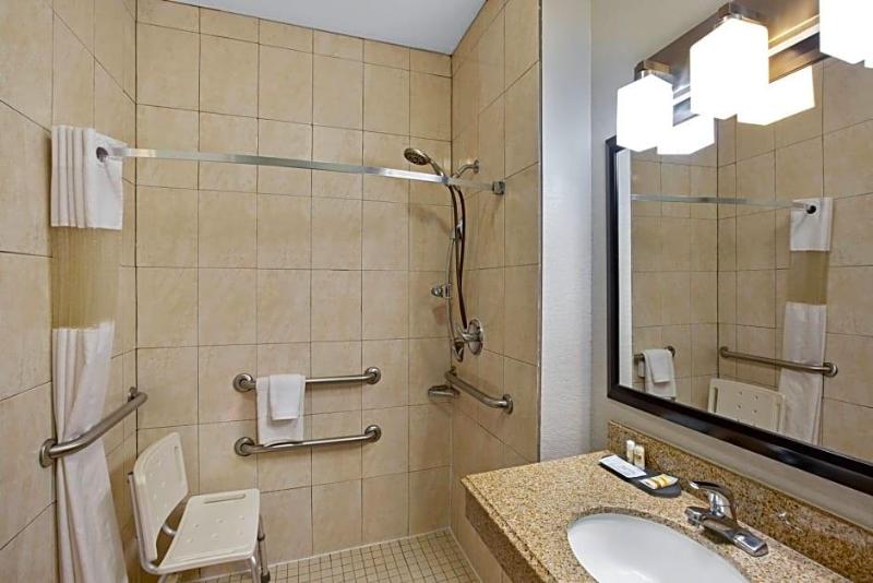 La Quinta Inn & Suites Wyndham Pearland-Houston So image
