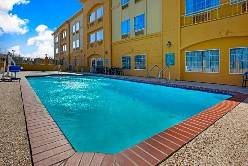 La Quinta Inn & Suites Wyndham Pearland-Houston So image