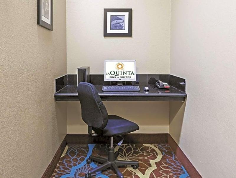 La Quinta Inn & Suites Wyndham Pearland-Houston So image