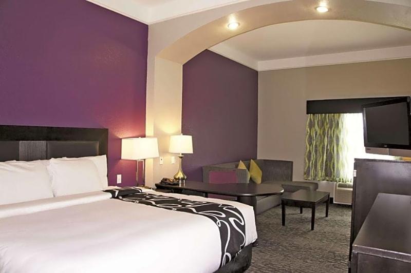 La Quinta Inn & Suites Wyndham Pearland-Houston So image