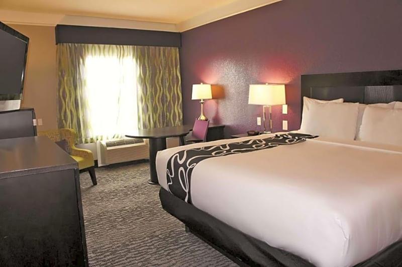 La Quinta Inn & Suites Wyndham Pearland-Houston So image