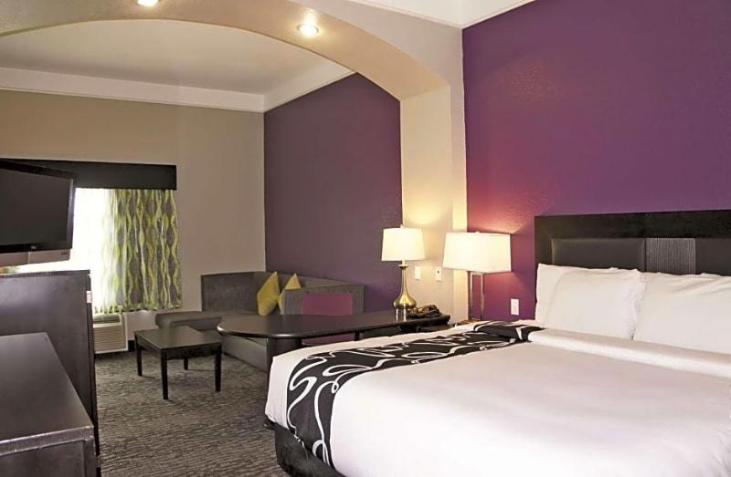 La Quinta Inn & Suites Wyndham Pearland-Houston So image