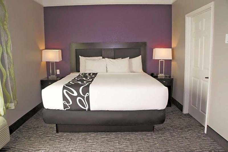 La Quinta Inn & Suites Wyndham Pearland-Houston So image