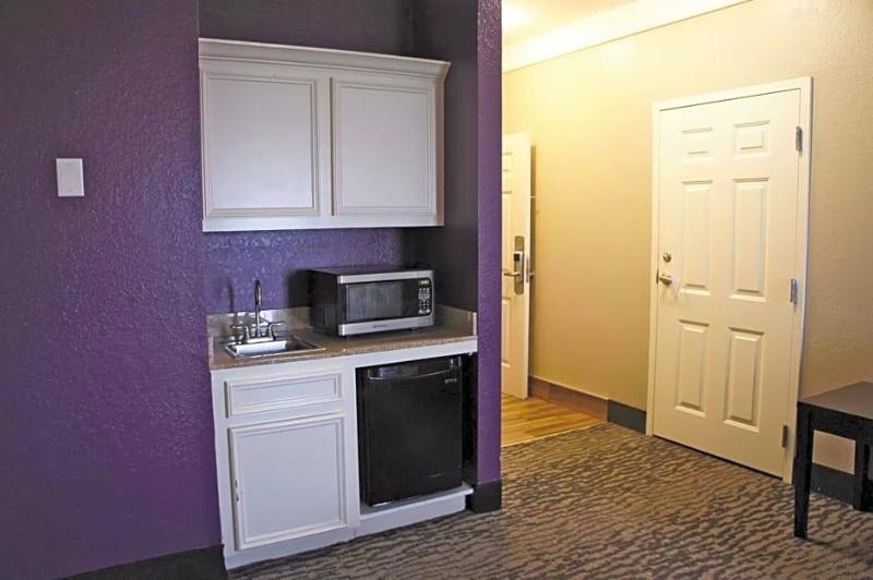 La Quinta Inn & Suites Wyndham Pearland-Houston So image